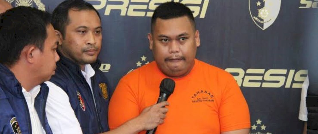 Akbar Pera Baharuddin atau dikenal dengan sebutan Ajudan Pribadi (Net). Akbar Pera Baharuddin atau dikenal dengan sebutan Ajudan Pribadi (Net).