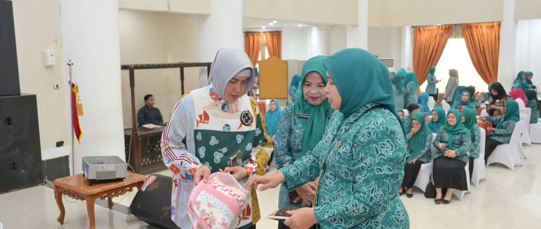 Ketua TP PKK Kota Makassar Indira Yusuf Ismail, membuka pelatihan pemanfaatan limbah sandang ini digelar di Baruga Anging Mammiri, Jumat, 14 Juli 2023.