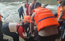 Tim SAR Gabungan Brimob, Basarnas, BPBD dan Tagana Temukan Pemuda yang Hanyut di Sungai Soppeng