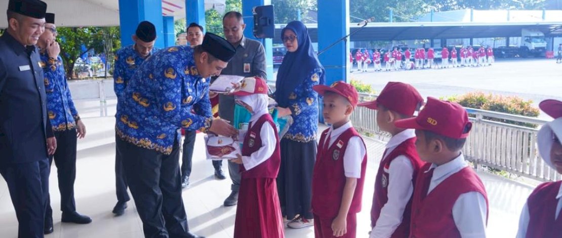 Pemkab Maros Salurkan 14.000 Pasang Seragam Sekolah Gratis Pemkab Maros Salurkan 14.000 Pasang Seragam Sekolah Gratis
