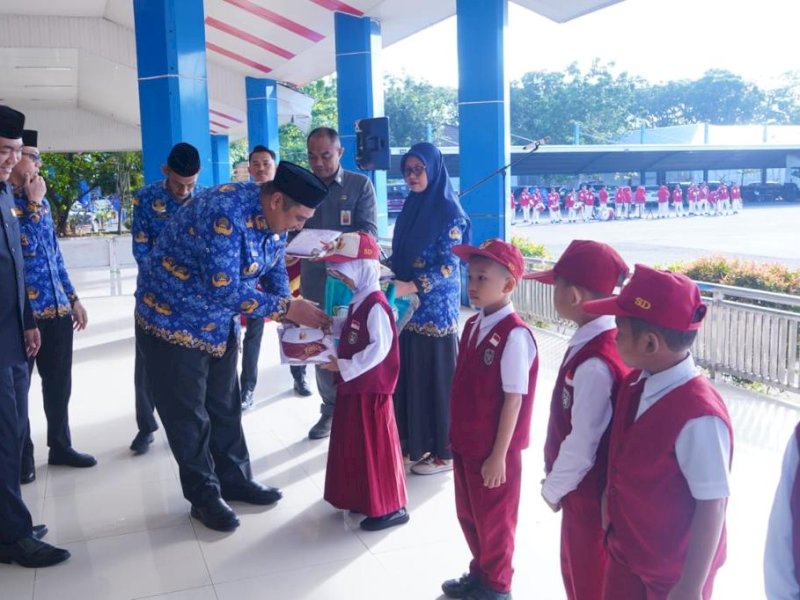 Pemkab Maros  Salurkan  14.000 Pasang Seragam Sekolah Gratis 