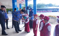 Pemkab Maros  Salurkan  14.000 Pasang Seragam Sekolah Gratis 
