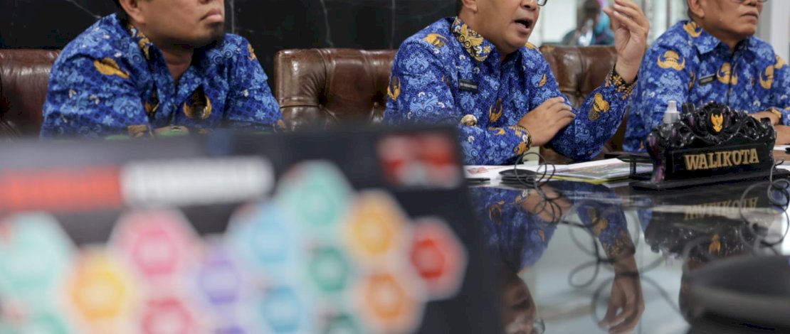 Danny Pomanto usai melakukan presentasi dan wawancara dengan Tim Panel Independen dalam rangka kompetisi inovasi pelayanan publik secara virtual di kediaman pribadinya, Senin, 17 Juli 2023.
