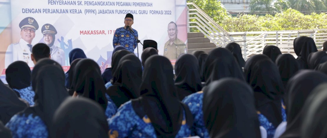 Wali Kota Makassar Moh Ramdhan Pomanto secara simbolis menyerahkan sebanyak 680 SK PPPK (P3K) Formasi Guru 2022 dan Pengambilan Sumpah Jabatan Tahun 2023 se-Kota Makassar.
