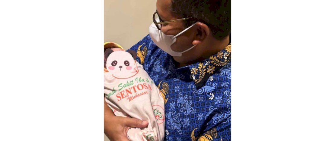 Walikota Makassar Danny Pomanto bertatapan dengan cucunya yang baru lahir