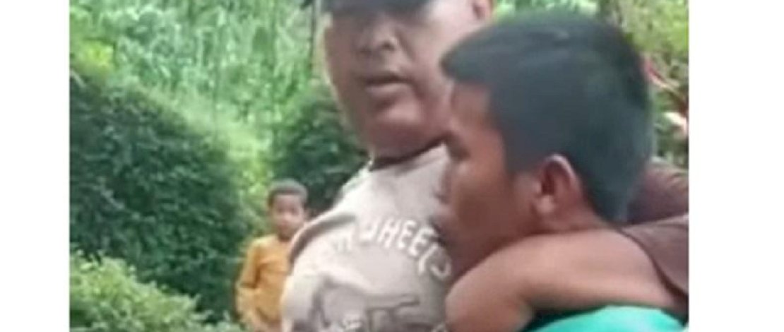 Pelaku saat diamankan warga (Net).