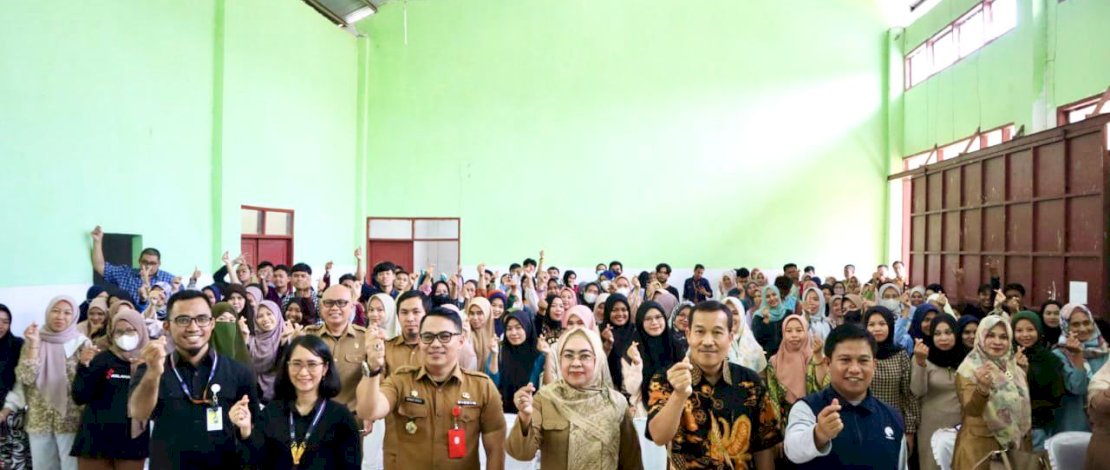 Peserta pelatihan kewirausahaan Kemkominfo di Takalar berfoto bersama pemateri 