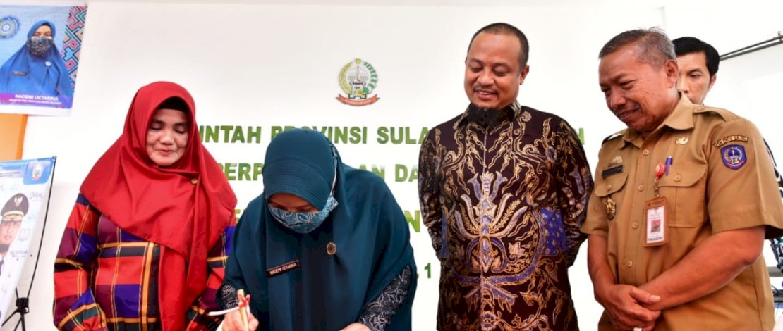 Gubernur Sulawesi Selatan Andi Sudirman Sulaiman didampingi Ketua Tim Penggerak PKK Naoemi Octarina, meresmikan Sarana Outdoor Layanan Perpustakaan Ibu dan Anak, di Halaman Kantor Layanan Perpustakaan Ibu dan Anak di Jalan Lanto Dg Pasewang, Kota Makassar, Selasa, 18 Juli 2023. Gubernur Sulawesi Selatan Andi Sudirman Sulaiman didampingi Ketua Tim Penggerak PKK Naoemi Octarina, meresmikan Sarana Outdoor Layanan Perpustakaan Ibu dan Anak, di Halaman Kantor Layanan Perpustakaan Ibu dan Anak di Jalan Lanto Dg Pasewang, Kota Makassar, Selasa, 18 Juli 2023.