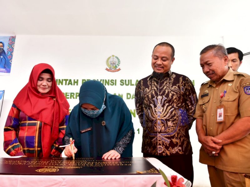 Didampingi Ketua PKK Sulsel, Gubernur Andi Sudirman Resmikan Sarana Outdoor Layanan Perpustakaan Ibu dan Anak