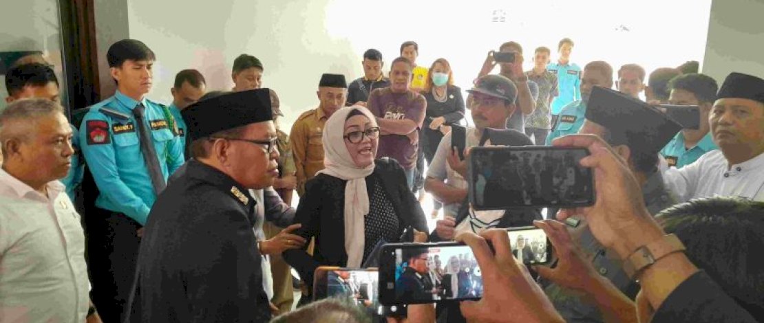 Istri AH, Siti Marwiyah, mengamuk di Kantor DPRD Sulteng, Selasa, 18 Juli 2023.