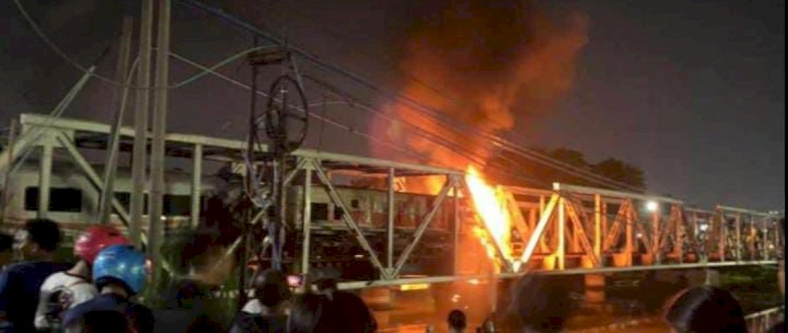 Sebuah kereta tujuan Brantas menabrak truk hingga terbakar.