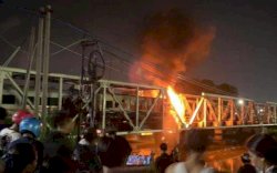 Ngeri!&nbsp;Kereta Api Brantas Tabrak Truk&nbsp; Hingga Terbakar di Semarang, Begini Kondisi Masinis dan Supir