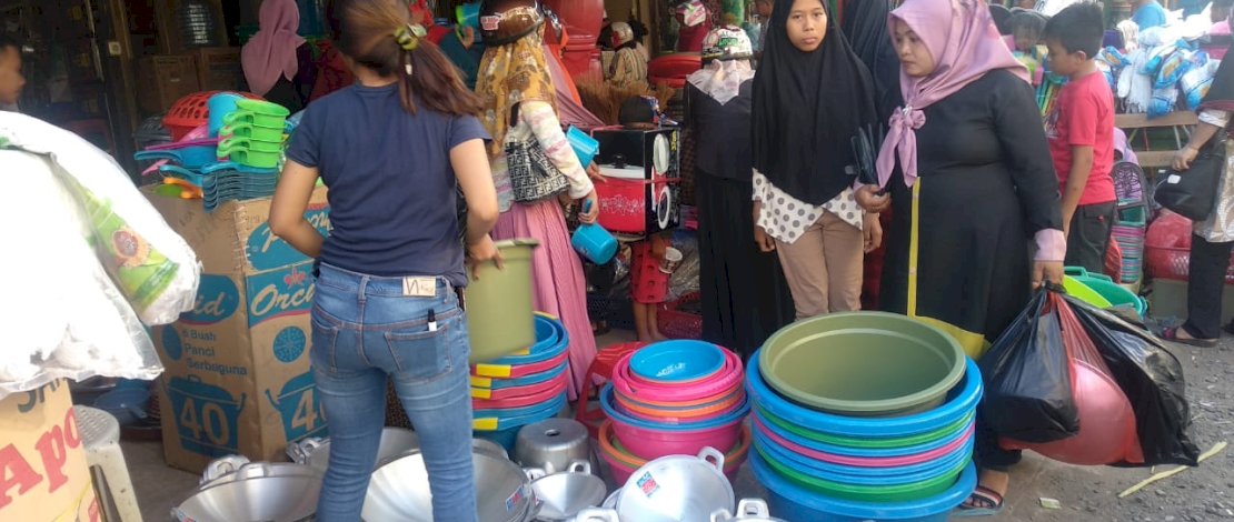 Membeli peralatan rumah tangga baru merupakan salah satu tradisi yang dijalankan masyarakat Sulawesi Selatan dalam menyambut tahun baru islam 1 muharram
