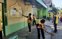 Sambut Tahun Baru Islam, Polres Gowa Gelar Keja Bakti Bersihkan Masjid