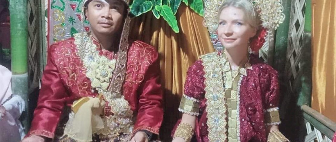 Randi, pemuda Sinjai yang menikahi gadis Polandia, Veronica, melansungkan resepsi pernikahan di kampung halaman Randi.