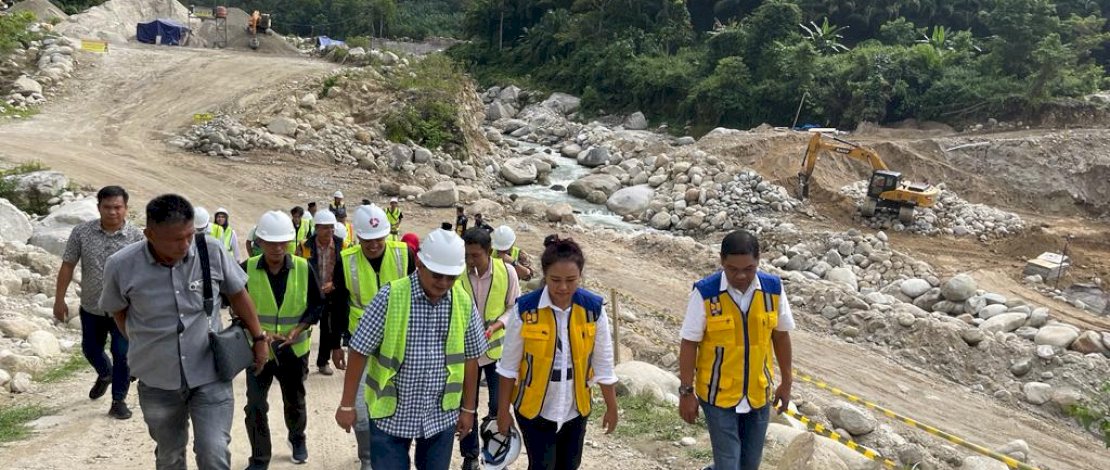 Muhammad Fauzi meninjau dua Sabo Dam di Lutra yang menelan anggaran Rp 67 miliar