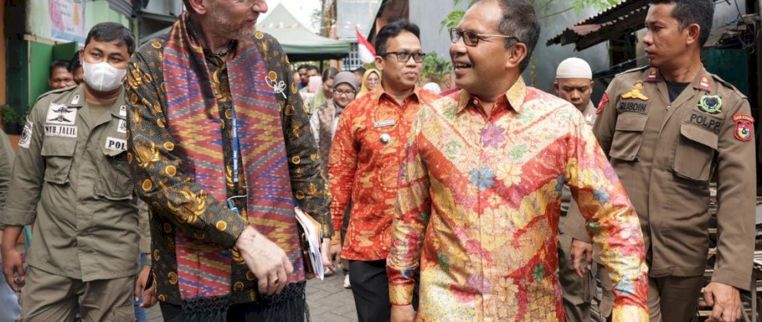 Danny Pomanto dan perwakilan USAID mengunjungi salah satu lorong wisata di Makassar