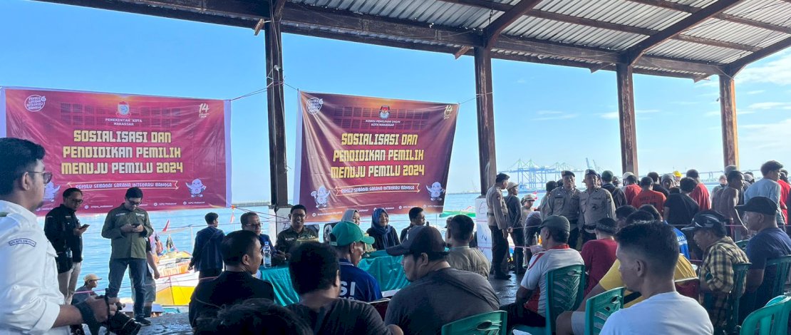 Suasana sosialisasi pendidikan Pemilih menuju Pemilu 2024 yang dilakukan KPU Makassar di kampung Nelayan. 