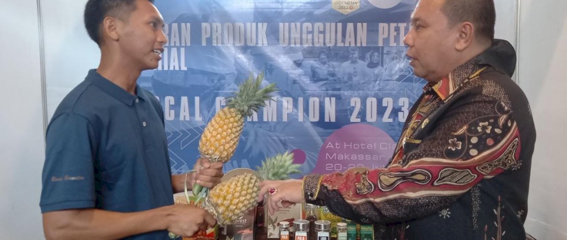 Kepala Pusat Karantina Tumbuhan dan Keamanan Hayati Nabati, Badan Karantina Pertanian, Kementerian Pertanian, AM Adnan, memberikan apresiasi kepada petani nanas asal Kabupaten Barru, Sulsel, untuk menembus pasar ekspor. Kepala Pusat Karantina Tumbuhan dan Keamanan Hayati Nabati, Badan Karantina Pertanian, Kementerian Pertanian, AM Adnan, memberikan apresiasi kepada petani nanas asal Kabupaten Barru, Sulsel, untuk menembus pasar ekspor.