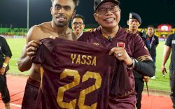 Yakob Sayuri Sampaikan Terima Kasih ke Taufan Pawe Sambil Berikan Jersey