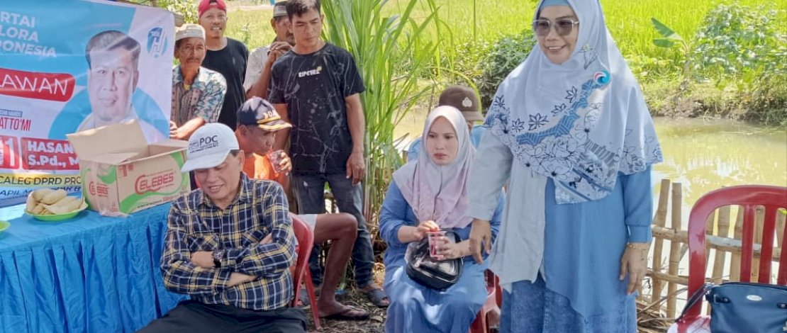 Calon legislatif perempuan partai Gelora, Asmawati (berdiri) saat melakukan kunjungan ke pelosok kota Makassar