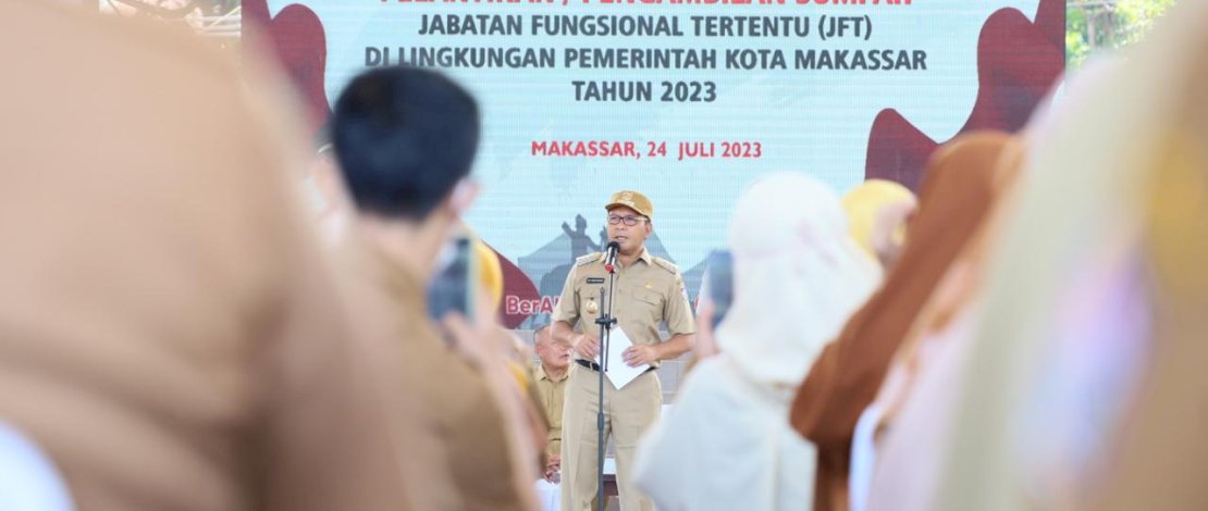 Wali Kota Makassar Moh Ramdhan Pomanto melantik 829 Pejabat Fungsional Tertentu, di Tribun Lapangan Karebosi, Senin, 24 Juli 2023.