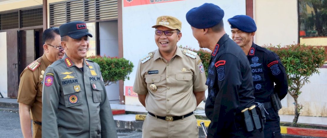 Pemerintah Kota (Pemkot) Makassar menggandeng Brimob Polda Sulsel dalam pengembangan  kapasitas SDM personel Satpol PP.