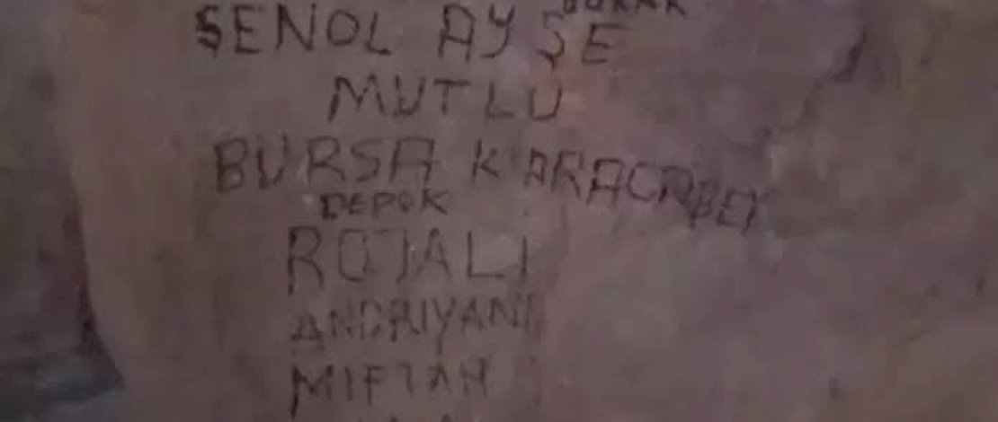 Aksi vandalisme yang diduga dilakukan oleh warga Indonesia di gua Hira, ada tulisan Depok