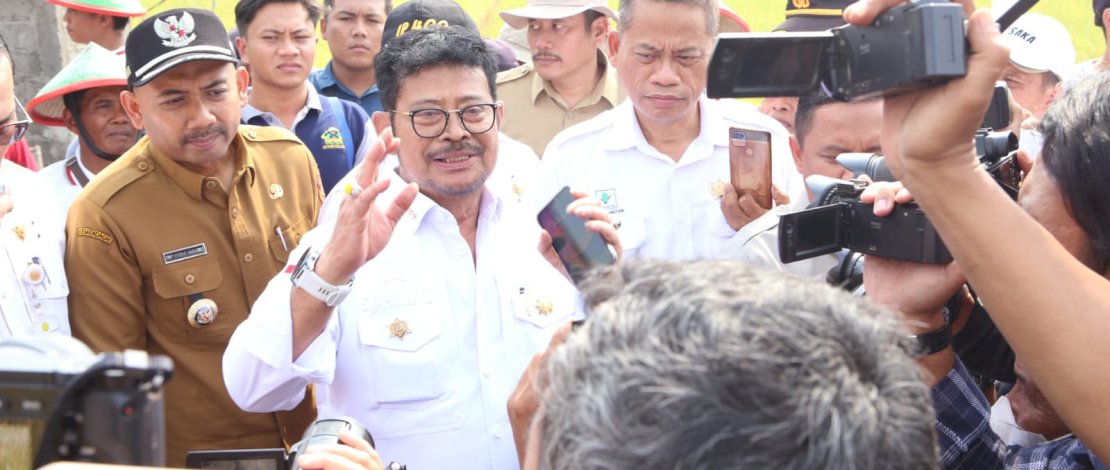 Menteri Pertanian Syahrul Yasin Limpo meninjau dan melakukan panen padi hasil aplikasi Biosaka di Desa Kersikan, Kecamatan Geneng, Ngawi, Jawa Timur. Menteri Pertanian Syahrul Yasin Limpo meninjau dan melakukan panen padi hasil aplikasi Biosaka di Desa Kersikan, Kecamatan Geneng, Ngawi, Jawa Timur.