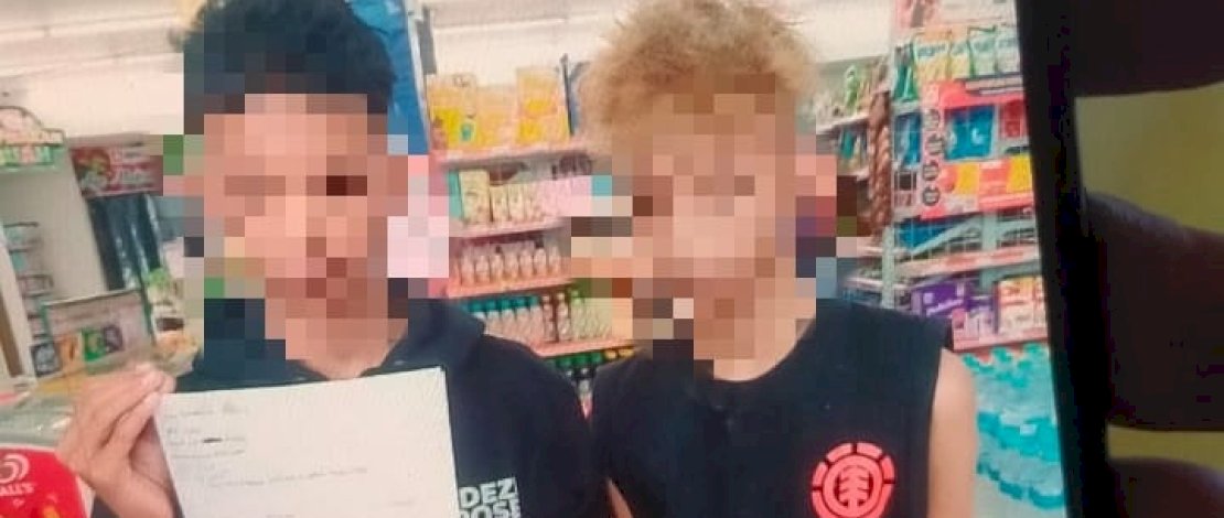 Dua orang remaja yang diketahui merupakan saudara kembar terpaksa harus berurusan dengan hukum karena melakukan aksi pencurian aksesoris HP di salah satu toko di Kabupaten Bone, beberapa waktu lalu. 