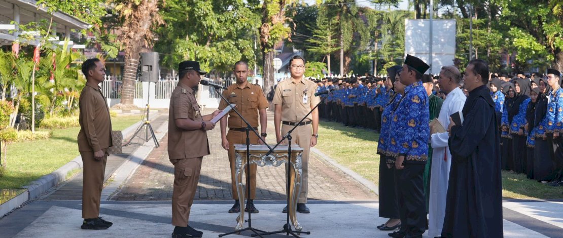 Pemprov Sulsel menyerahkan Surat Keputusan (SK) Pegawai Negeri Sipil (PNS) Formasi tahun 2021 sebanyak 268 orang dan Pegawai Pemerintah dengan Perjanjian Kerja (PPPK) Formasi tahun anggaran 2022 sebanyak 3.908  orang, di Rujab Gubernur Sulsel, Selasa, 25 Juli 2023.