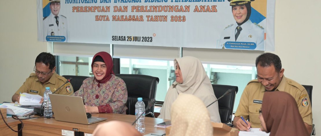 Ketua TP PKK Kota Makassar Indira Yusuf Ismail hadir menjadi narasumber pada kegiatan monitoring dan evaluasi Bidang Pemberdayaan Perempuan dan Perlindungan Anak (PPPA) yang diselenggarakan oleh Bagian Kesejahteraan Rakyat (Kesra) Kota Makassar, Selasa, 25 Juli 2023.
