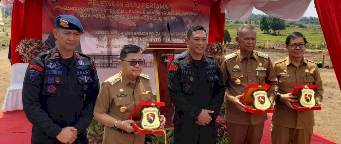 Wakil Bupati Luwu Utara, Suaib Mansur, menghadiri acara Peletakan Batu Pertama Pembangunan Flat Patria Tama Mako Yon D Pelopor, Selasa, 25 Juli 2023, di Lokasi Pembangunan Mako Yon D Pelopor Desa Tiromanda, Kecamatan Bua, Kabupaten Luwu.
