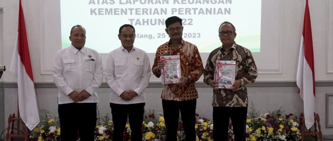 Badan Pemeriksa Keuangan BPK menyerahkan laporan hasil pemeriksaan keuangan Kementerian Pertanian tahun 2022. Badan Pemeriksa Keuangan BPK menyerahkan laporan hasil pemeriksaan keuangan Kementerian Pertanian tahun 2022.