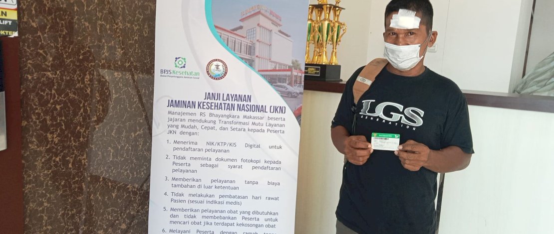 Rasyid (47) peserta JKN-KIS penerima bantuan iutan BPJS Kesehatan  usai menjalani kontrol pertama setelah menjalani operasi pengangkatan tumor jinak di pelipisnya.