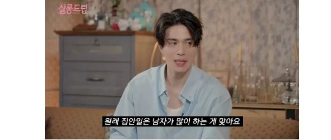 Aktor Lee Dong Wook saat tampil dalam acara "Salon Drip," di saluran Youtube TEO