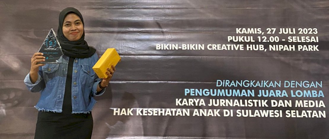 Pemimpin Redaksi Bukamatanews, Dewi Yuliani, memegang penghargaan dari UNICEF.