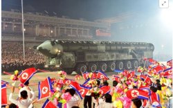 Meski Dilarang PBB Pejabat-pejabat Tiongkok, Rusia dan Korut tetap Asik Saksikan Parade Rudal Nuklir