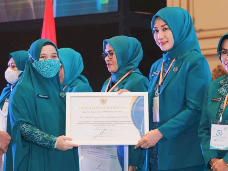 Peringatan HKG PKK Ke 51, Andi Musrifah Basli Terima Penghargaan Dari Gubernur Sulsel