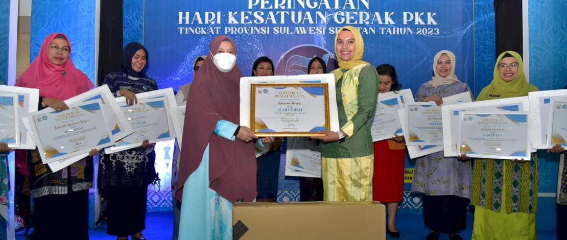 Ketua TP PKK Sulsel Naoemi Octarina menyerahkan hadiah kepada TP PKK Kabupaten Pangkep yang keluar sebagai Juara Umum Peringatan HKG PKK. Ketua TP PKK Sulsel Naoemi Octarina menyerahkan hadiah kepada TP PKK Kabupaten Pangkep yang keluar sebagai Juara Umum Peringatan HKG PKK.
