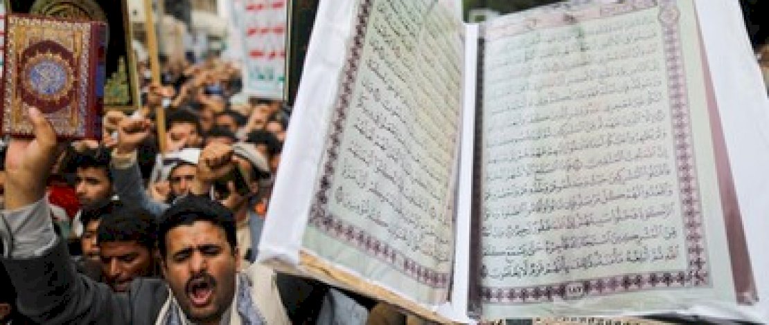 Foto: Massa berdemonstrasi menentang pembakaran Alquran 24 Juli 2023. (REUTERS/KHALED ABDULLAH)
