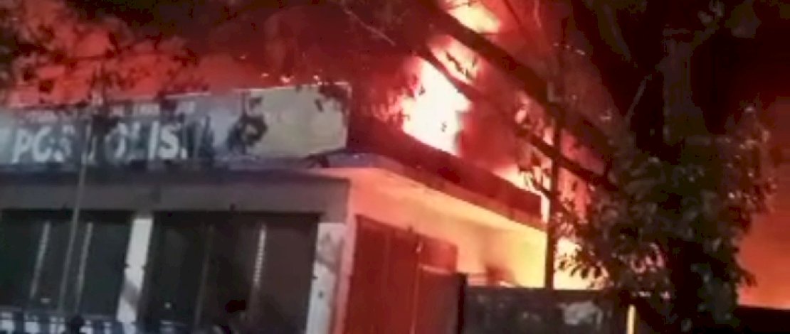 Lahan Kosong di Makassar Terbakar, Kobaran Api Tepat di Belakang Pos Polisi