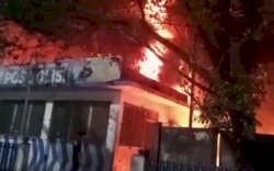 Lahan Kosong di Makassar Terbakar, Kobaran Api Tepat di Belakang Pos Polisi