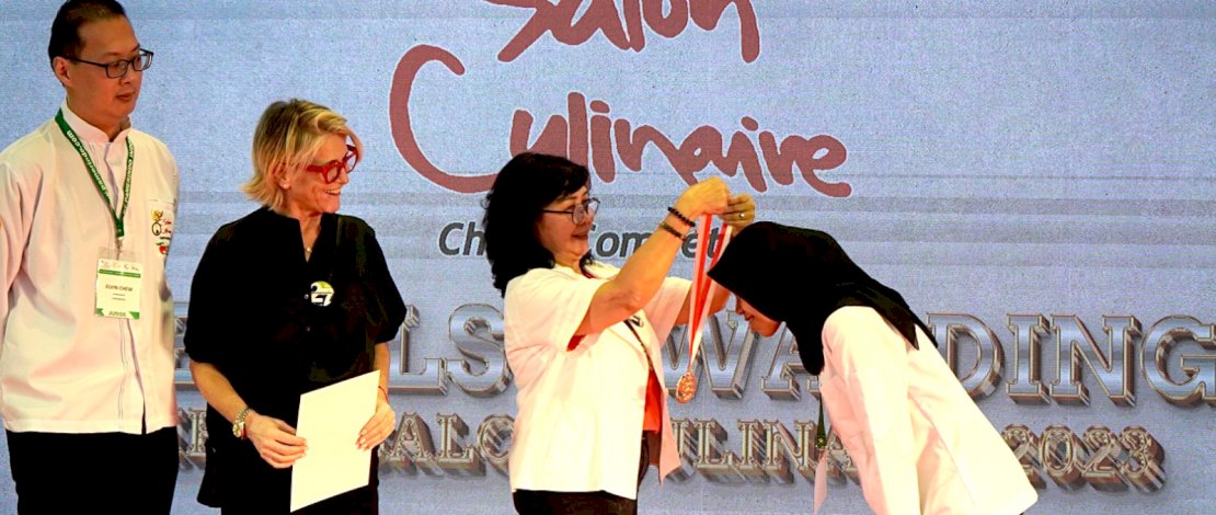 Dua mahasiswa Program Studi Seni Kuliner Politeknik Pariwisata (Poltekpar) Makassar berhasil meraih medali dalam ajang The 13th Salon Culinaire 2023, yang dilaksanakan di JIEXPO Kemayoran Jakarta, baru-baru ini.