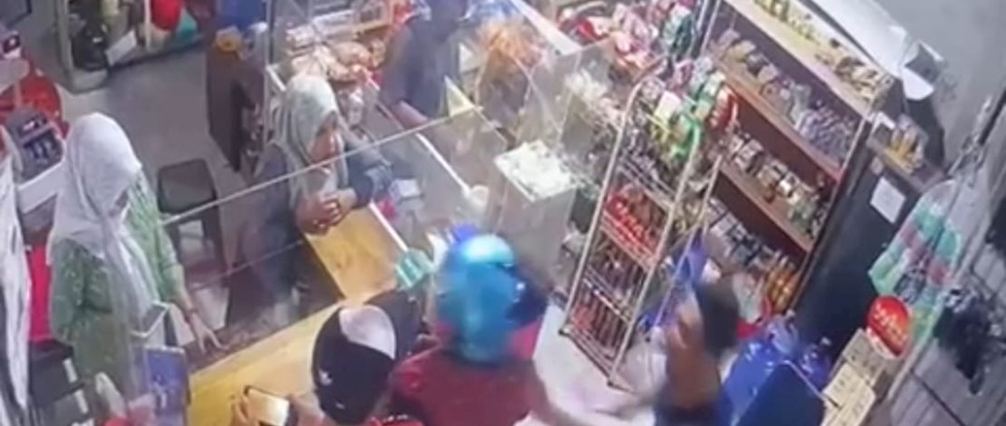 Sebuah peristiwa penyerangan terjadi di sebuah Ruko di Jalan Salak, Kelurahan Macege, Kecamatan Tanete Riattang Barat, Kabupaten Bone, Sulawesi Selatan, Senin malam, 31 Agustus 2023. Sebuah peristiwa penyerangan terjadi di sebuah Ruko di Jalan Salak, Kelurahan Macege, Kecamatan Tanete Riattang Barat, Kabupaten Bone, Sulawesi Selatan, Senin malam, 31 Agustus 2023.
