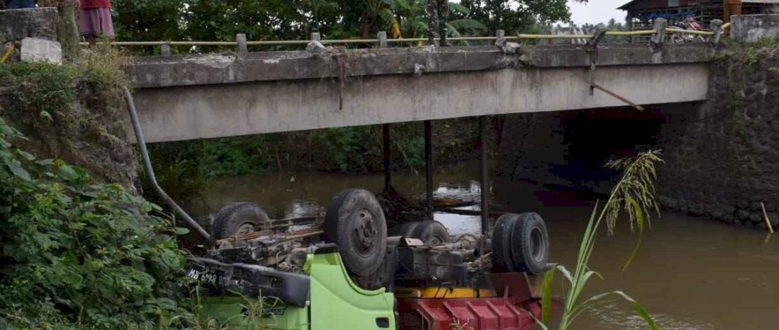 Truk di Pinrang jatuh kesungai karena sopir setengah sadar