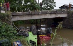 Sopir Setengah Sadar, Truk di Pinrang Terjun ke Sungai