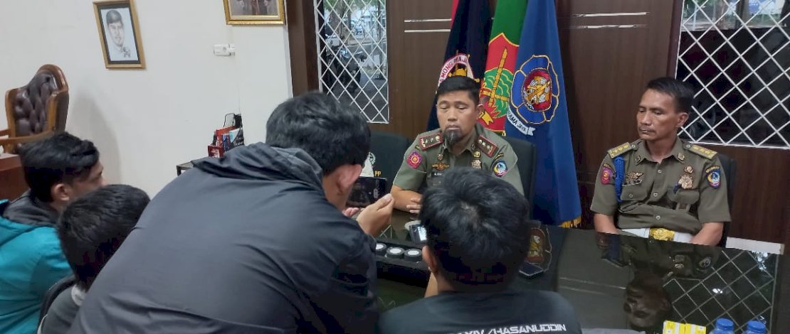 Kasatpol PP Sulsel, Andi Arwien, memberikan keterangan kepada media terkait insiden di GOR Kantor Gubernur, Selasa, 1 Agustus 2023. Kasatpol PP Sulsel, Andi Arwien, memberikan keterangan kepada media terkait insiden di GOR Kantor Gubernur, Selasa, 1 Agustus 2023.