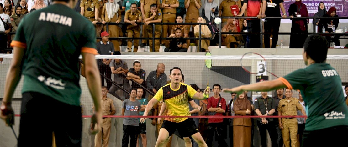 Pertandingan bulutangkis dalam rangka memperingati HUT Sulsel, di GOR Kantor Gubernur.