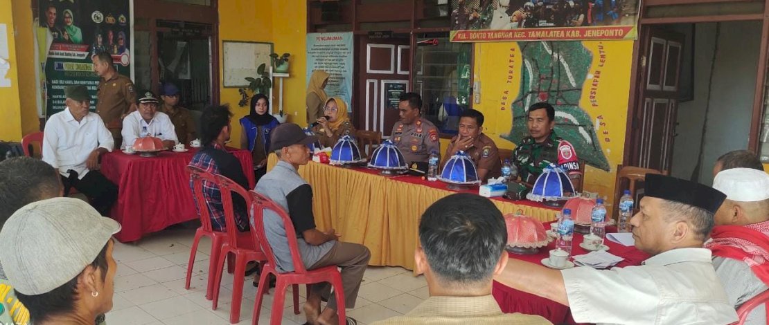 Pemerintah dan masyarakat adat, tokoh agama, tokoh masyarakat, tokoh adat, unsur Tripika serta Forum Peduli Kamtibmas, melakukan sidang untuk memutuskan sanksi adat.